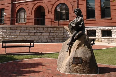 dolly parton statue