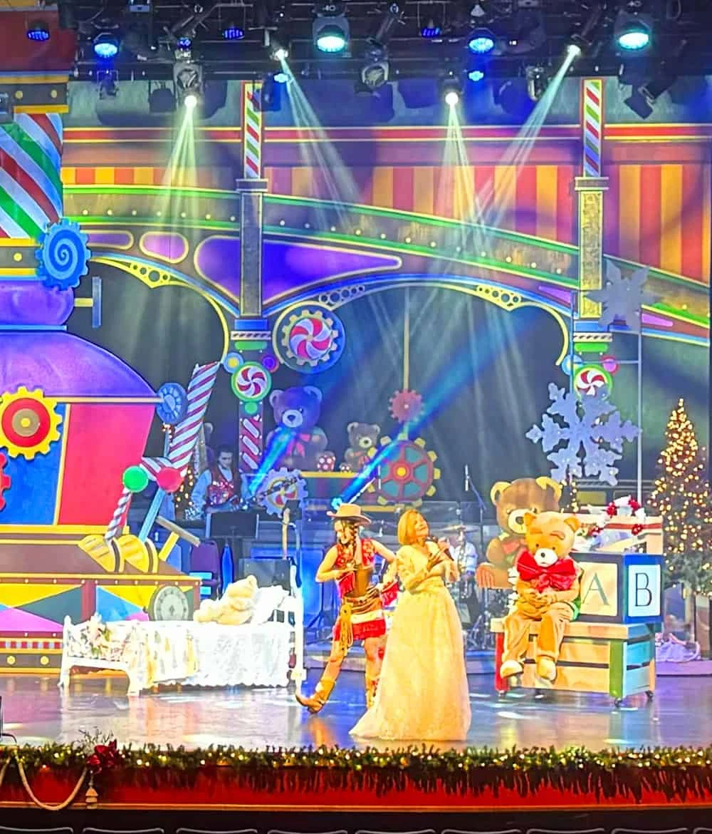 pigeon forge holiday show