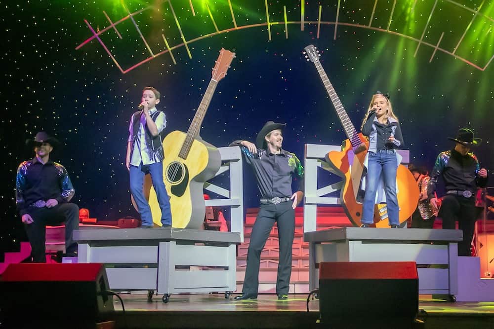4 Reasons the Country Tonite Show in Pigeon Forge TN is Perfect for Families with Kids