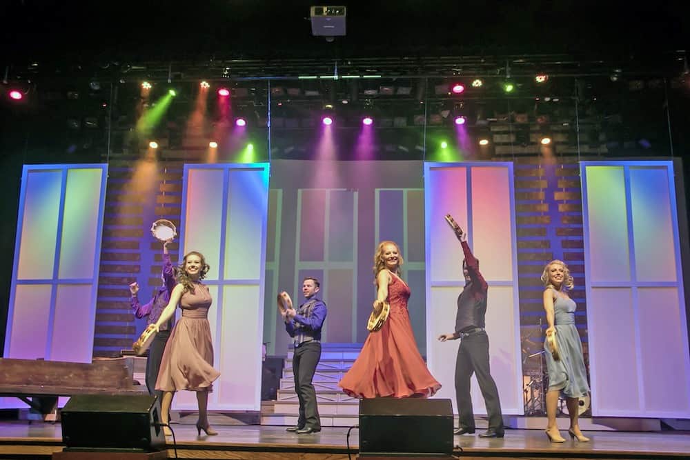 4 Reasons Our Pigeon Forge Show is Great for Student Groups