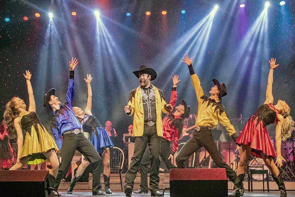 4 Reasons Our Pigeon Forge Show is Great for Family Reunions
